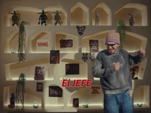 RAW 001, frame 13: a man in a grey hoodie in front of the shelves, red caption EL JEFE