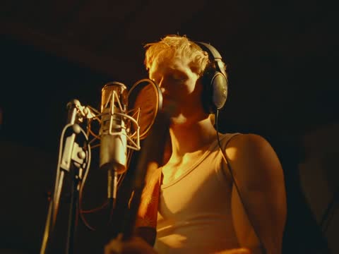 RAW 002, frame 15: the singer close to the pop filter, headphones on